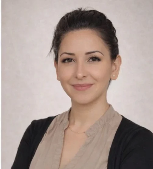 Hamyra Fayazi – Psychotherapie & Paartherapie Hamburg Porträt von Hamyra Fayazi, Therapeutin für Psychotherapie und Paartherapie in ihrer Praxis in Hamburg.